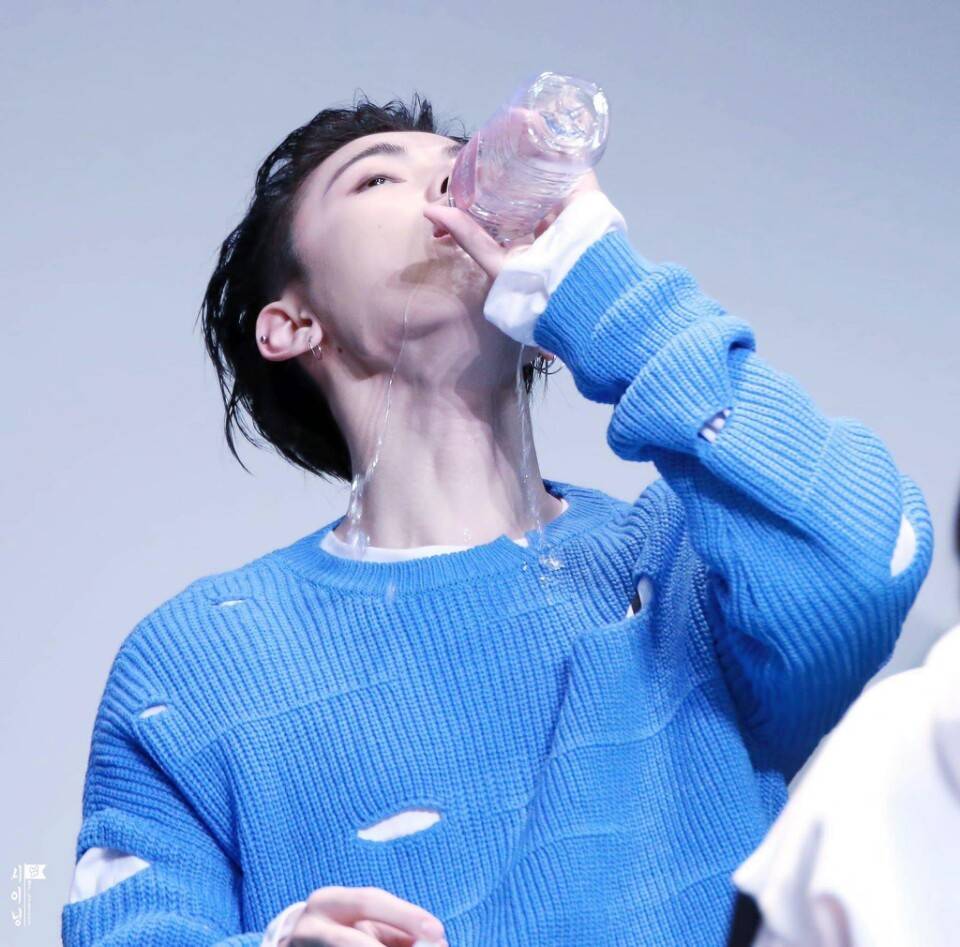 물을 특이하게 마시는 블락비 유권 | 인스티즈