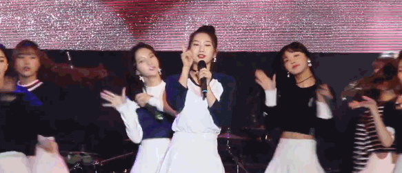 폭죽에 놀라는 오마이걸.gif | 인스티즈