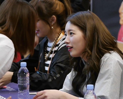 팬들한테 늘 잘하는 수지.gif | 인스티즈