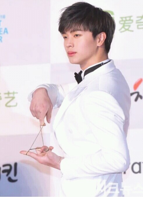 평범한 포토월은 허락하지 않는 두 아이돌 | 인스티즈