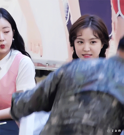 군인한테 경례하는 손나은 | 인스티즈