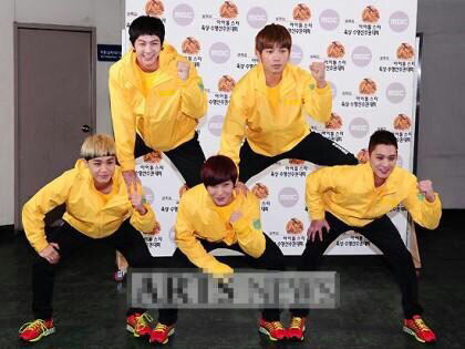 평범한 포토월은 허락하지 않는 두 아이돌 | 인스티즈