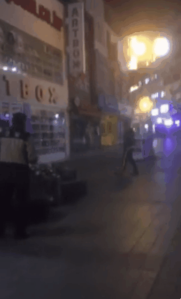 칼 들고 경찰에게 덤비다가 테이저건 맞는 남자.gif | 인스티즈