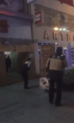 칼 들고 경찰에게 덤비다가 테이저건 맞는 남자.gif | 인스티즈