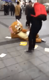 사장이 전단지 뿌릴때.gif | 인스티즈