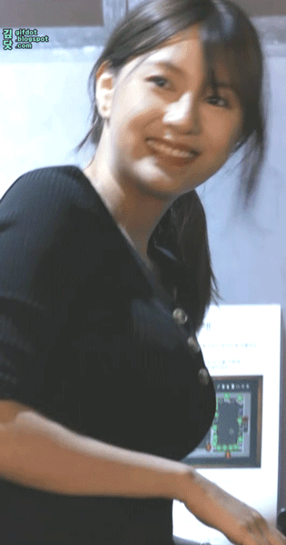 검은색 니트입은 하영이.gif | 인스티즈