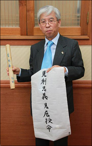 잘 먹고 잘 사는 매국노 친일파를 척결한 현대판 각시탈.JPG | 인스티즈