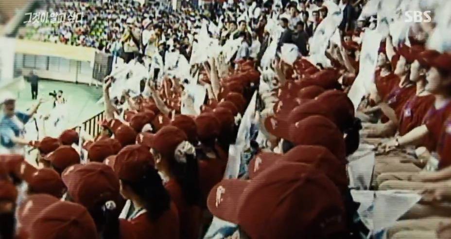 [그알] 한국에 온 북한 응원단이 갑자기 돌발행동을 한 이유.jpg | 인스티즈