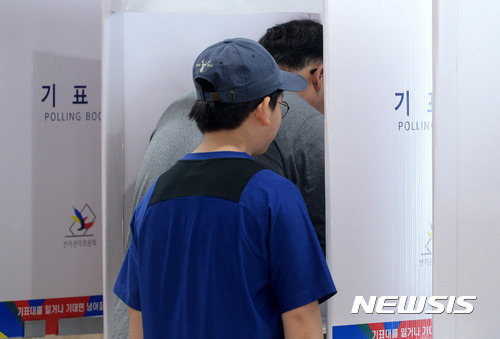 어린이날 부모님들 따라 투표장 온 아이들 .jpg | 인스티즈