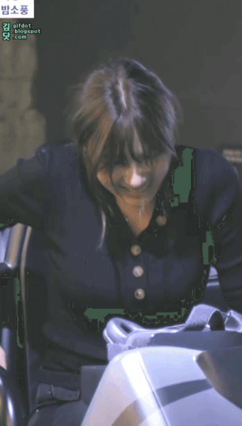 검은색 니트입은 하영이.gif | 인스티즈