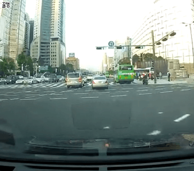 오토바이 밀어서 넘어 트리는 경찰.gif | 인스티즈