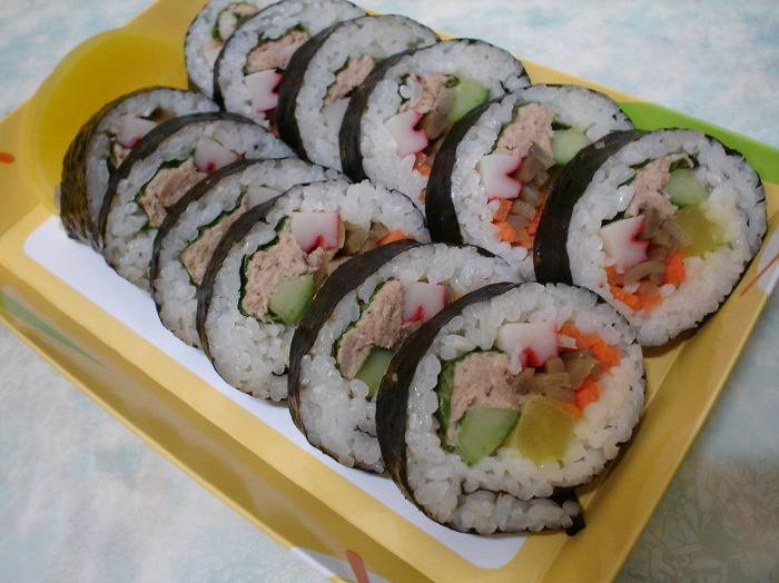 정말 끊임없이 들어가는 김밥.jpg | 인스티즈