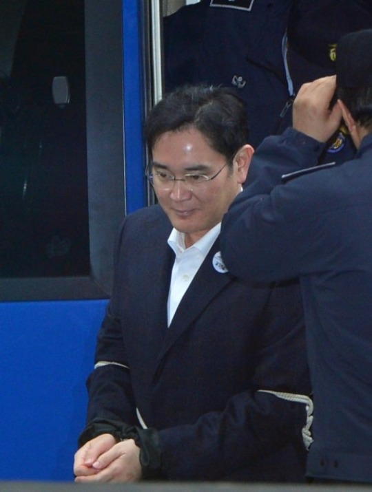 호송차에서 내리는 이재용 부회장 | 인스티즈