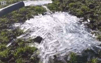 소변을 보면 바로 얼어버리는 동네...gif | 인스티즈