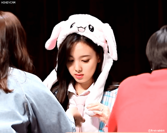 토끼귀가 안움직여서 시무룩한 나연이 ㅠ | 인스티즈