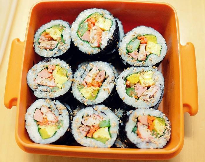 정말 끊임없이 들어가는 김밥.jpg | 인스티즈