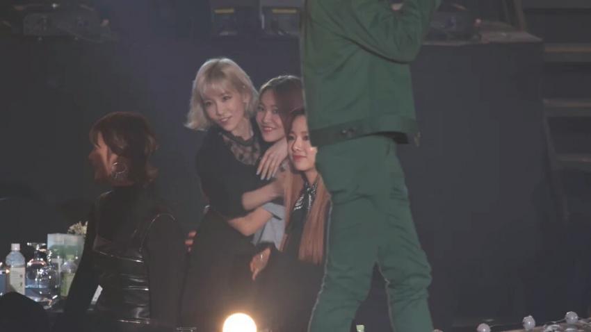 언니들한테 사랑받는 예리.gif | 인스티즈