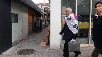 흔한 애국보수의 출근길 | 인스티즈