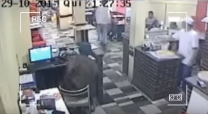 총격전 앞에서도 여친을 보호하는 남자 | 인스티즈