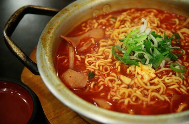 라면 끓을때 라면사리을 둘로 쪼갠다 vs 아니다 하나로 통째로 끓인다 | 인스티즈