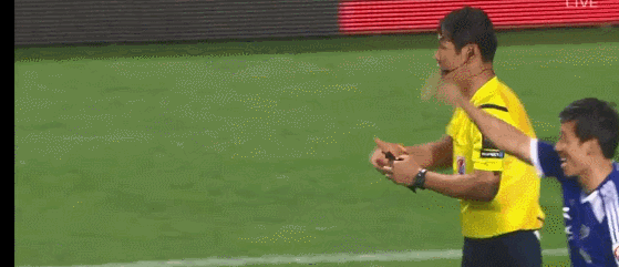 반칙을 범한 선수에게 공정하게 판정을 내리는 심판 | 인스티즈