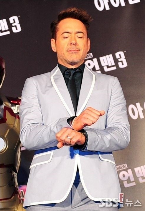 입국심사 준비하는 트와이스 쯔위.gif | 인스티즈