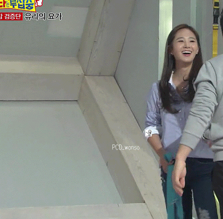 웃으면서 걷는 유리.gif | 인스티즈