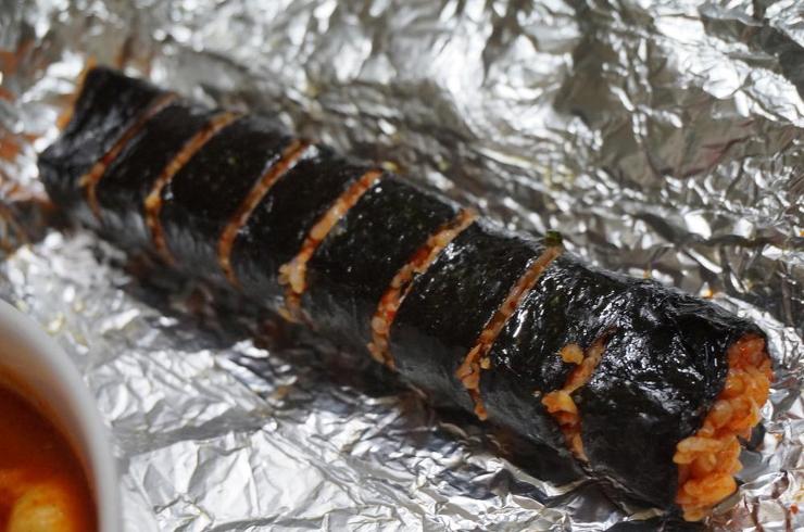 [김밥] 보편적인 치즈김밥에서 살짝 변형된 스타일을 가지고 있는 신전떡볶이의 치즈김밥 | 인스티즈