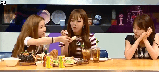 수민이모한테 기어오르는 윤채경.gif | 인스티즈