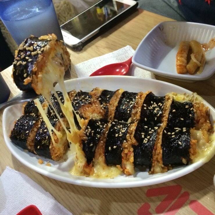 [김밥] 보편적인 치즈김밥에서 살짝 변형된 스타일을 가지고 있는 신전떡볶이의 치즈김밥 | 인스티즈