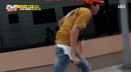 [런닝맨] 유재석에게 벨트 도난당한 이광수의 최후.GIF | 인스티즈
