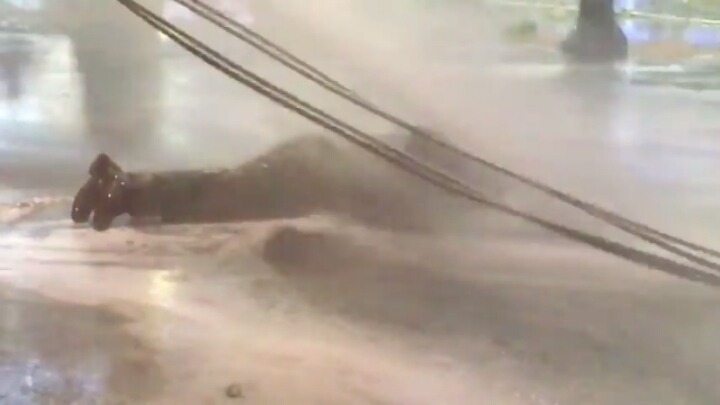 조준해서 쓰러뜨린후 물대포쏘는 경찰 | 인스티즈