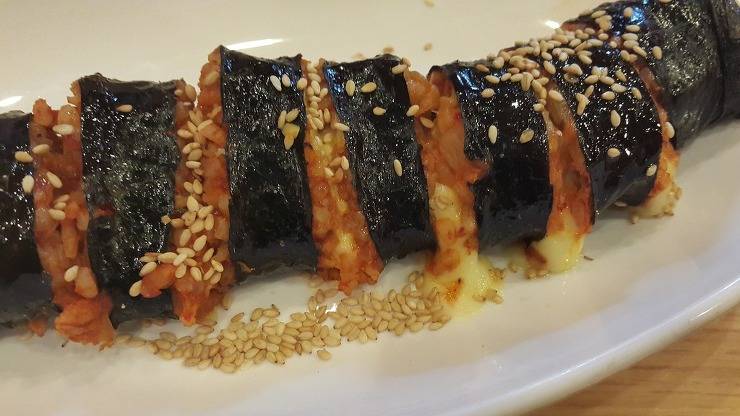 [김밥] 보편적인 치즈김밥에서 살짝 변형된 스타일을 가지고 있는 신전떡볶이의 치즈김밥 | 인스티즈