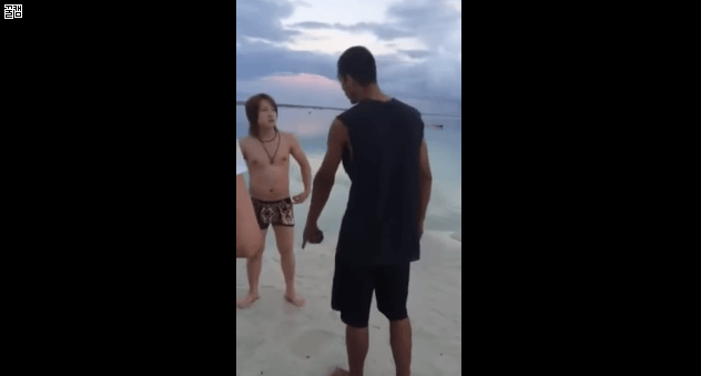 해변에 담배꽁초 버렸다가 주민한테 죽빵 맞은 일본인.gif | 인스티즈