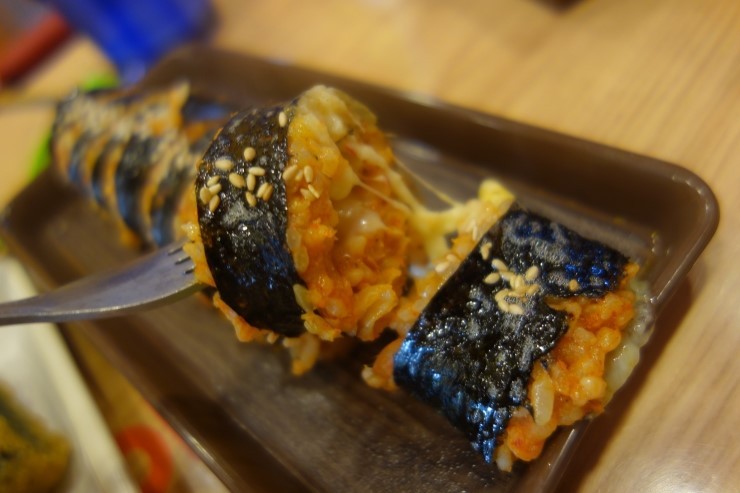 [김밥] 보편적인 치즈김밥에서 살짝 변형된 스타일을 가지고 있는 신전떡볶이의 치즈김밥 | 인스티즈