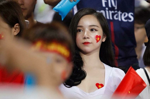 어제 일본 vs 베트남 경기중 잡힌 베트남 여성팬 | 인스티즈