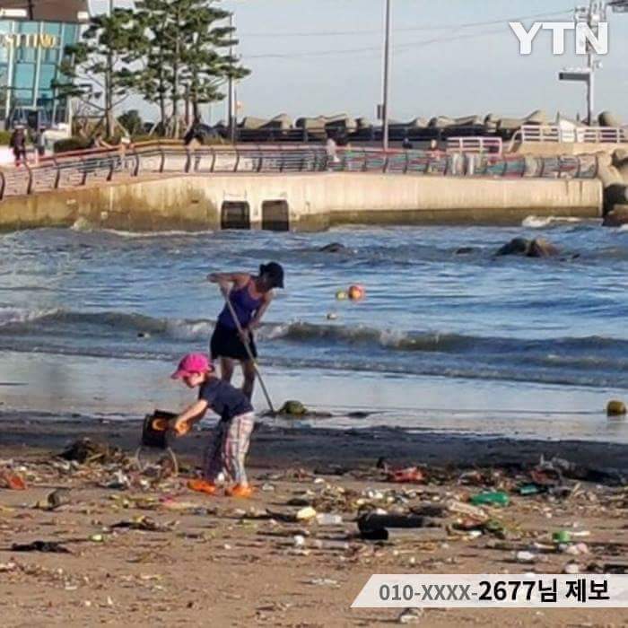 광안리 해수욕장 청소하는 외국인 모녀.jpg | 인스티즈
