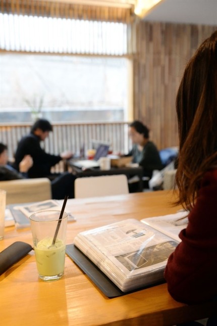 카페에서 공부하는 손님들 | 인스티즈