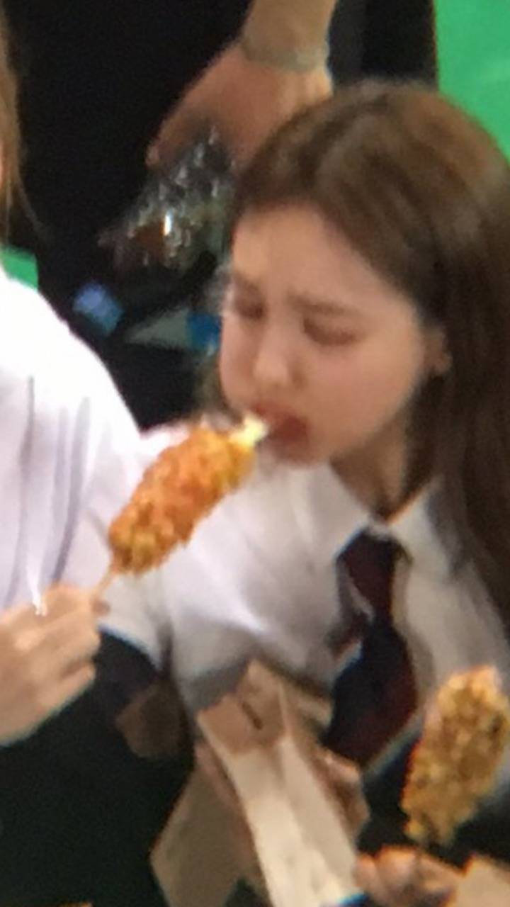 아육대에서 핫도그 먹는 트와이스 나연 ㅋㅋㅋ | 인스티즈