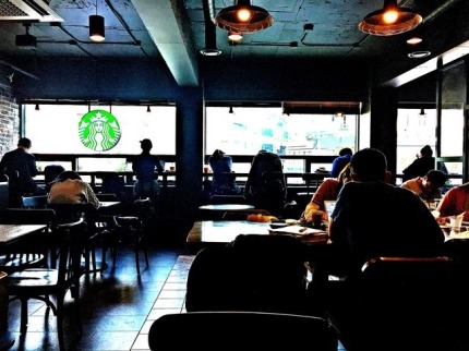 카페에서 공부하는 손님들 | 인스티즈