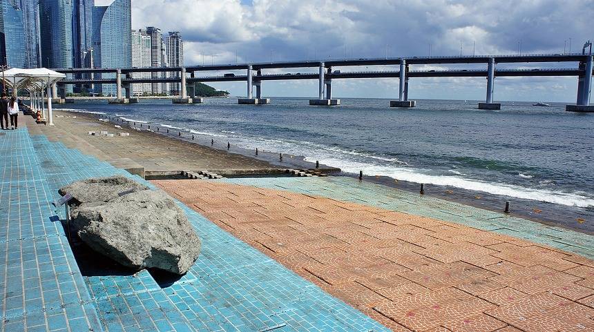 태풍의 엄청난 위력에 육지로 올라온 돌과 테트라포드.jpg | 인스티즈