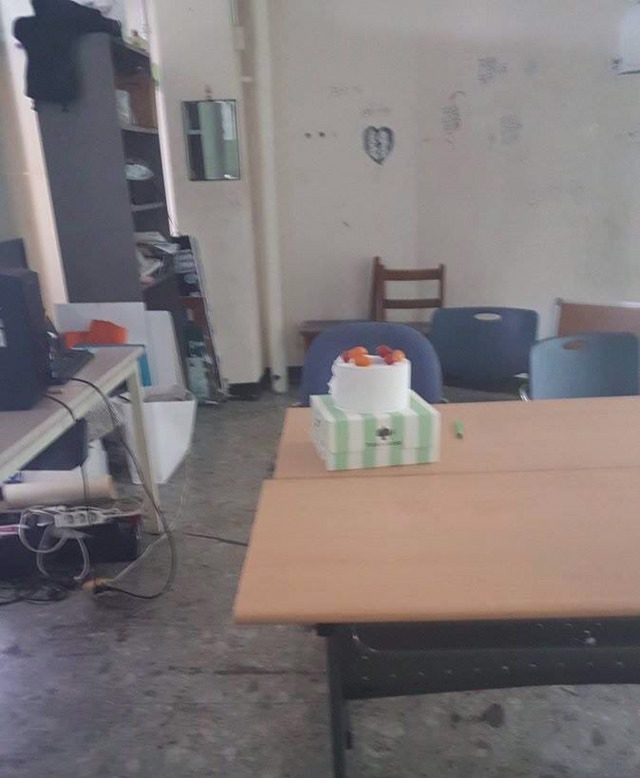 학교에서 책상에 웬 케익이 있길래 설렜는데....jpg | 인스티즈