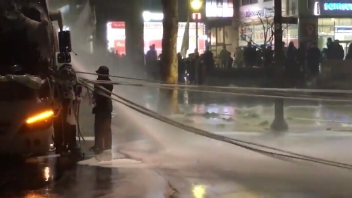 조준해서 쓰러뜨린후 물대포쏘는 경찰 | 인스티즈