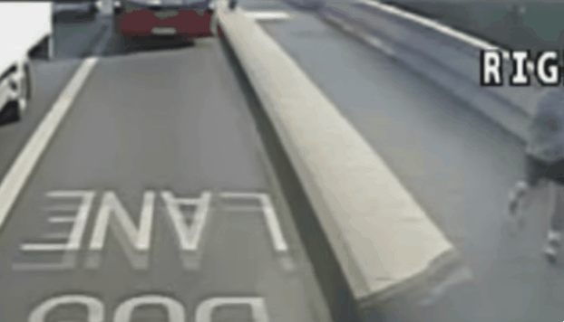 달리는 버스에 여성 밀치고 간 조깅남성.gif | 인스티즈