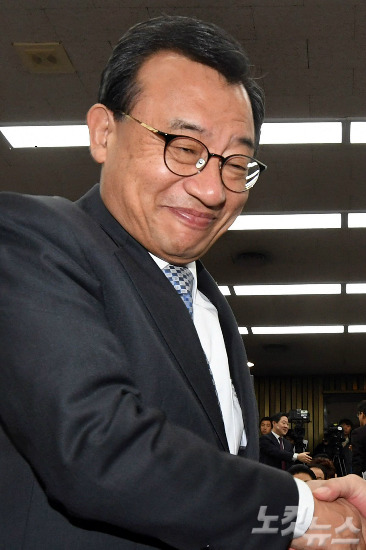 16일 새누리 의원총회에서 원내대표 경선 이정현 | 인스티즈