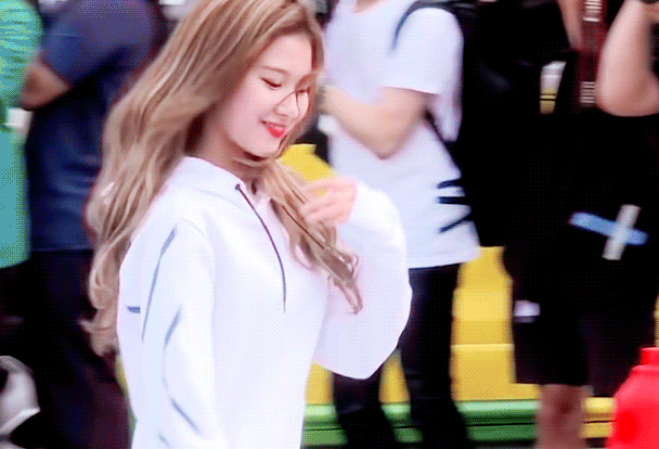 아육대 출근하는 사나.gif | 인스티즈