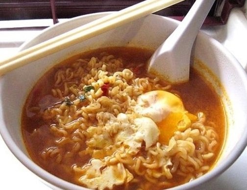 라면 끓을때 라면사리을 둘로 쪼갠다 vs 아니다 하나로 통째로 끓인다 | 인스티즈