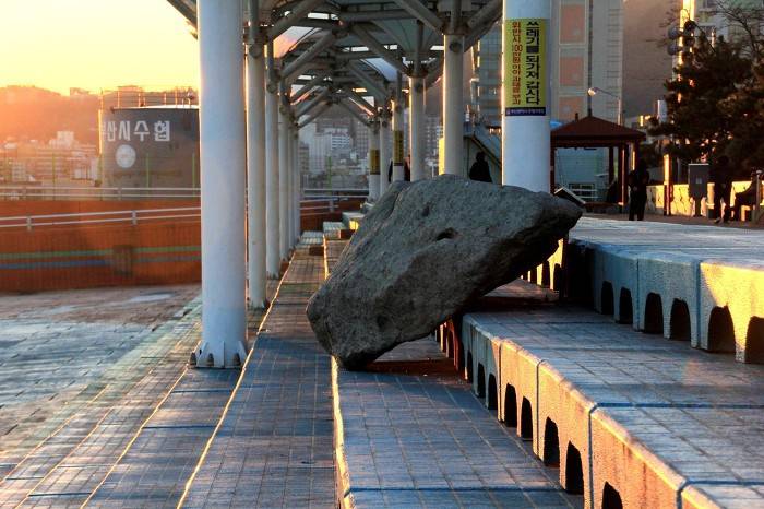 태풍의 엄청난 위력에 육지로 올라온 돌과 테트라포드.jpg | 인스티즈