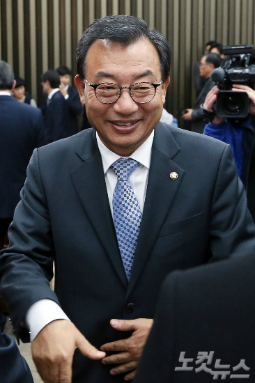 16일 새누리 의원총회에서 원내대표 경선 이정현 | 인스티즈