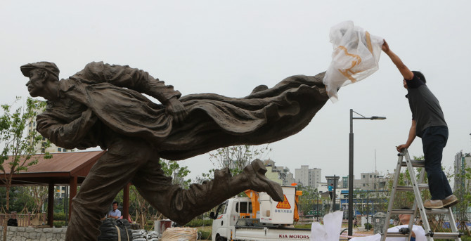 중국에서 기증한 안중근의사 동상 의정부역에 설치 | 인스티즈